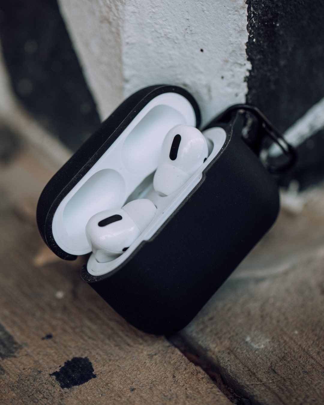 mi.ページ 15pro airpodsケース 黒 Metallic Case for AirPods Pro - Incase.com