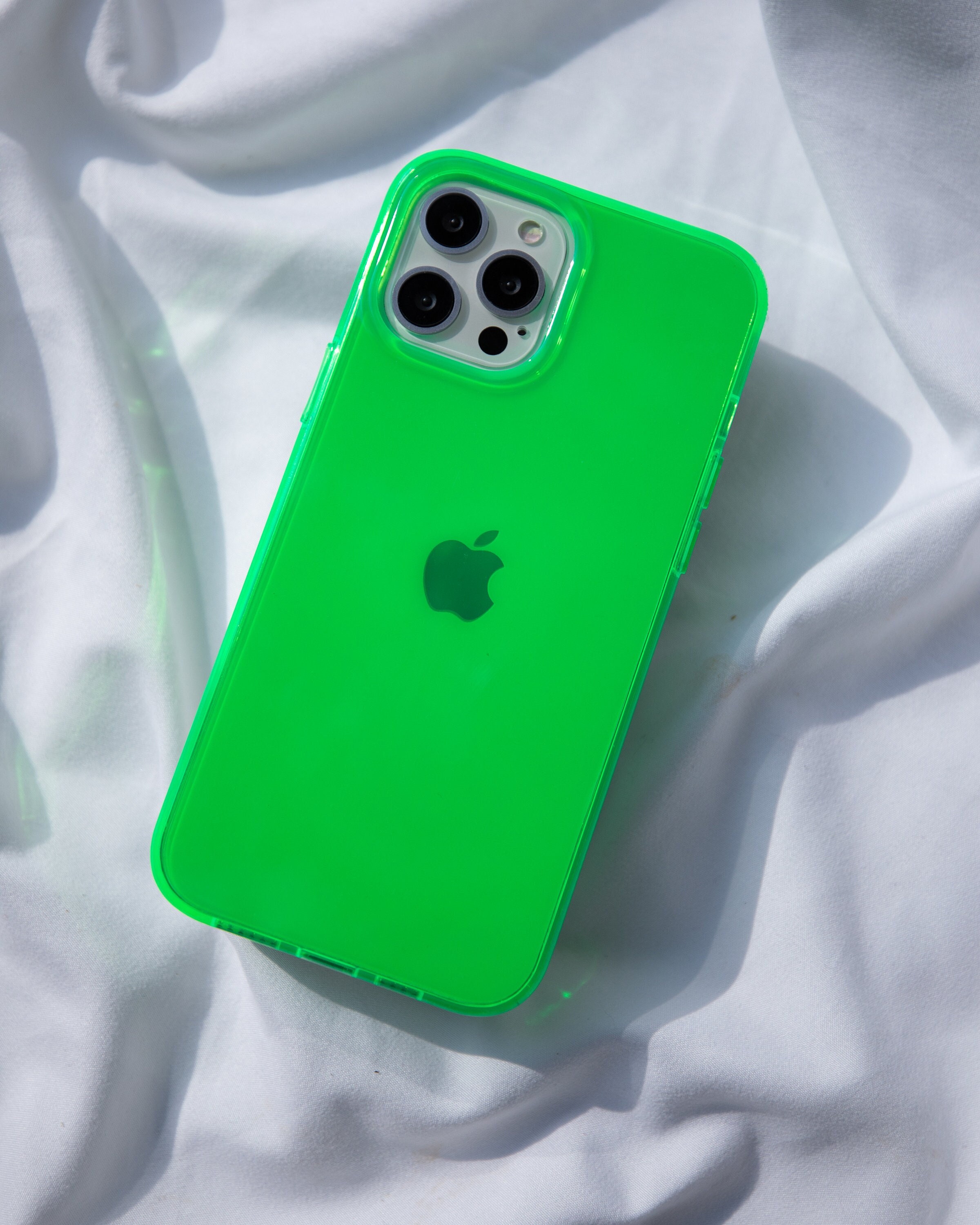 ネオングリーンのiPhoneケース 明るい！iPhone 14ケース、iPhone 13