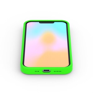 K&ouml;nnte beinhalten: Eine leuchtend gr&uuml;ne Handyh&uuml;lle mit einem bunten Farbverlauf-Displayschutz. Die H&uuml;lle hat einen Ausschnitt f&uuml;r den Ladeanschluss und die Lautsprecher.