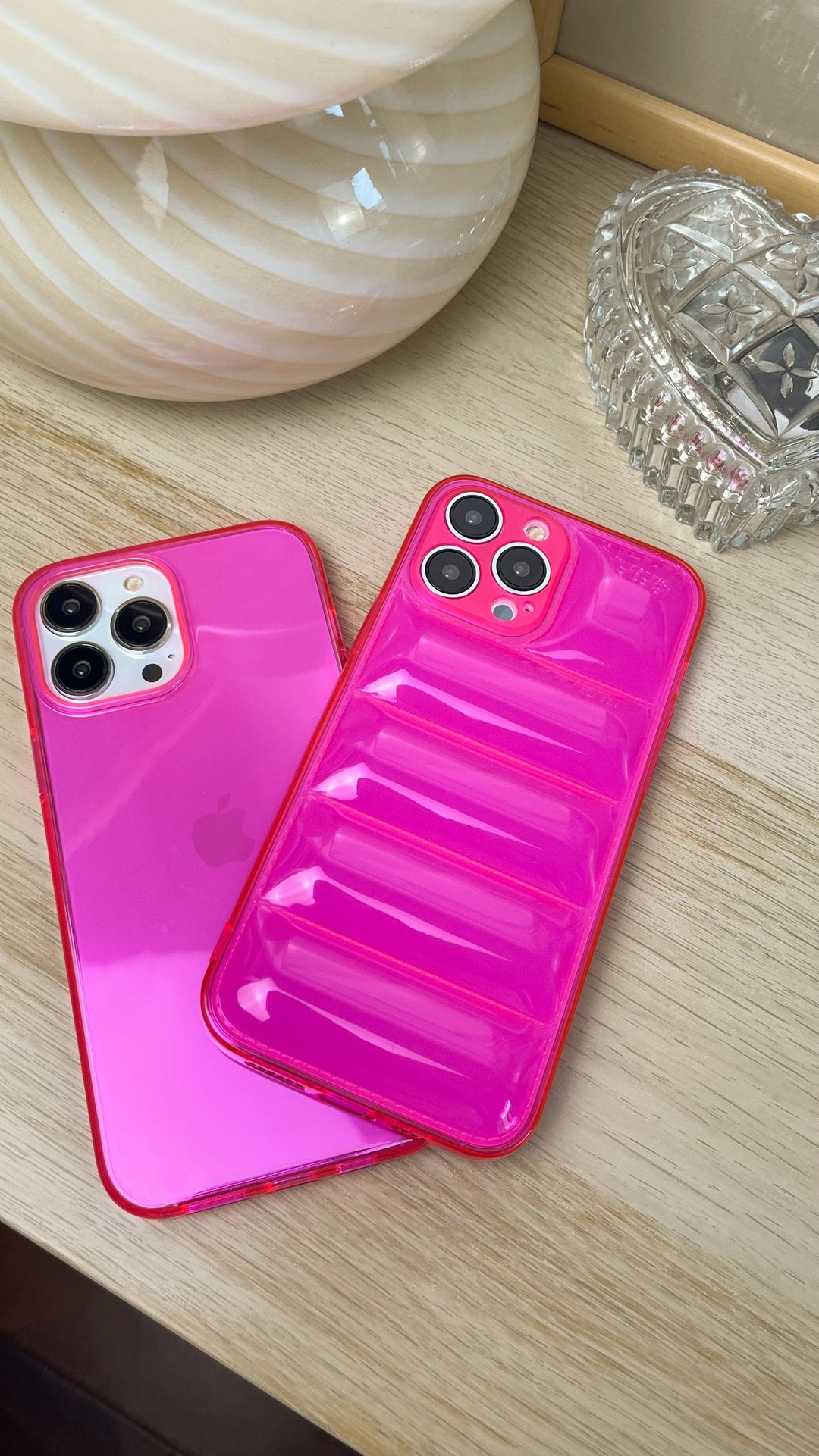 美品・iPhoneケース・14・15プラス・ピンク・中古品 スクイーズ! ネオンピンクのパファー iPhone ケース - iPhone 15
