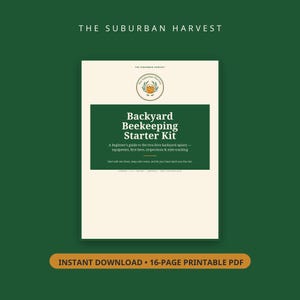 Puede incluir: Una guía en PDF imprimible de 16 páginas titulada The Suburban Harvest Backyard Beekeeping Starter Kit. La portada presenta un fondo crema con un rectángulo verde oscuro en el centro, un logotipo circular de abeja y texto sobre equipo e inspecciones.
