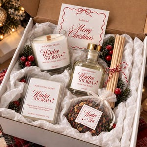 Può includere: Una confezione regalo contenente una candela profumata Winter Storm da 250 ml, un diffusore a bastoncini da 100 ml, un sacchetto di cera profumata Winter Storm da 75 g, una bustina di Winter Tea e un biglietto Merry Christmas su carta velina.