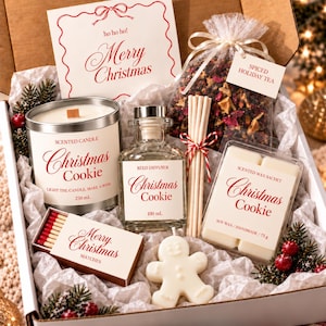 Può includere: Una confezione regalo contenente una candela profumata Christmas Cookie da 250 ml, un diffusore a bastoncini da 100 ml, una cera profumata da 75 g, un sacchetto di tè speziato, fiammiferi Merry Christmas e una cera a forma di omino di pan di zenzero.