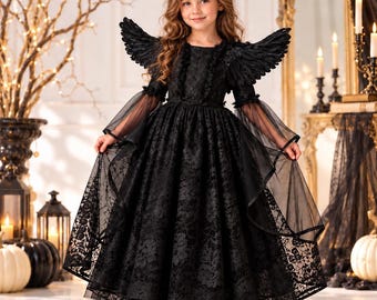 Può includere: Un abito nero lungo fino ai piedi con sovrapposizione in pizzo, maniche lunghe trasparenti e gonna ampia. L'outfit include un paio di ali di piume nere fissate sulla schiena e un cerchietto con due corna nere ricurve sulla testa.