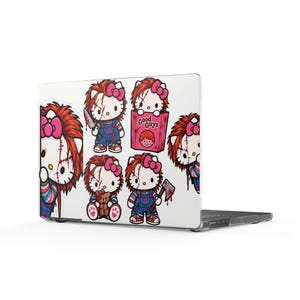 Può includere: Una skin per laptop con diverse illustrazioni di un personaggio gatto bianco in stile bambola horror. Il personaggio ha capelli rossi, un fiocco rosa, cicatrici cucite sul viso e indossa una salopette blu. Un'illustrazione mostra una scatola Good Guys.