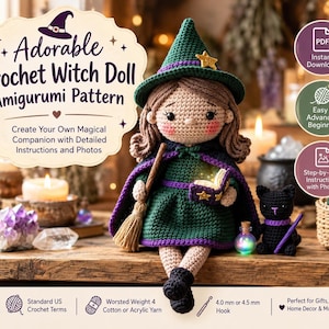 Puede incluir: Una muñeca bruja de ganchillo con cabello castaño, vestida con un vestido verde, capa morada y sombrero puntiagudo con una estrella dorada. La muñeca sostiene un pequeño libro y una escoba, acompañada de un gato negro y una botella brillante.