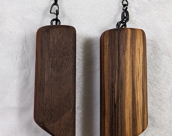 Orecchini in legno realizzati artigianalmente con gesso.