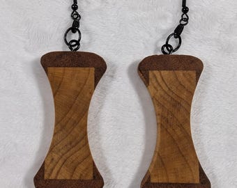 Orecchini a clessidra in legno, realizzati artigianalmente.