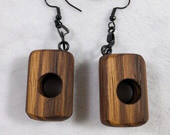 Orecchini a forma di gufo, realizzati artigianalmente in legno.