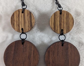 Orecchini in legno a doppio cerchio, realizzati artigianalmente in legno di zebrano e mogano.