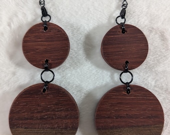 Orecchini in legno a doppio cerchio, realizzati artigianalmente in ciliegio e mogano.
