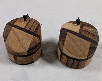 Orecchini a cuneo in legno realizzati artigianalmente
