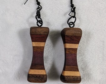 Orecchini in legno realizzati artigianalmente con osso.