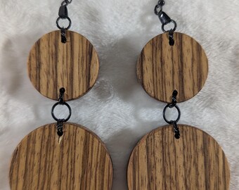 Orecchini in legno a doppio cerchio, realizzati artigianalmente in legno di zebrano.