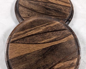 Sottobicchiere artigianale in legno con motivo a spirale e cioccolato