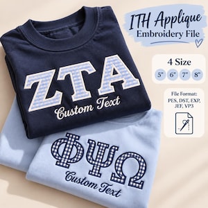 Pode incluir: Uma camisola azul-marinho com ZTA em aplicação de xadrez vichy azul-claro e uma camisola azul-claro com letras gregas em aplicação de xadrez vichy azul-marinho. O texto inclui ITH Applique Embroidery File, 4 Size 5" 6" 7" 8" e File Format PES, DST, EXP, JEF, VP3.