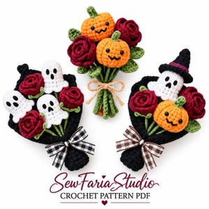 Puede incluir: Tres ramos de ganchillo con rosas rojo oscuro, hojas verdes y fantasmas blancos o calabazas naranjas con caras. Un ramo incluye un sombrero de bruja. Cada uno está atado con una cinta. Texto: Sew Faria Studio CROCHET PATTERN PDF.