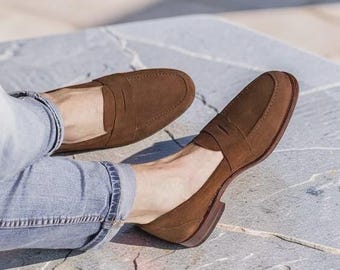 Mocassini da uomo in vera pelle scamosciata marrone, realizzati a mano, modello slip-on, scarpe eleganti uniche.