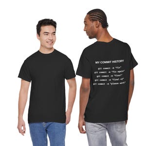 Könnte beinhalten: Ein schwarzes kurzärmeliges T-Shirt mit weißem Text auf der Rückseite, der lautet: MY COMMIT HISTORY, git commit -m "fix", git commit -m "fix again", git commit -m "final", git commit -m "final v2", git commit -m "please work".