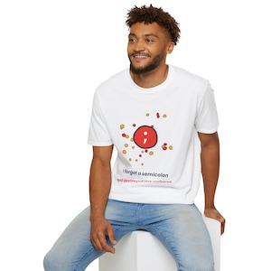 Può includere: Una t-shirt bianca a maniche corte con una grafica raffigurante un cerchio rosso con un punto e virgola all'interno, circondato da piccoli punti rossi e gialli. Sotto la grafica, il testo recita: I forgot a semicolon and destroyed the universe.