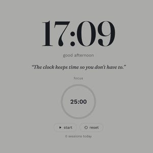 Pode incluir: Uma interface digital exibindo a hora 17:09, a data sexta-feira, 26 de setembro, e a citação "The clock keeps time so you don't have to." Um temporizador de foco está definido para 25:00 com botões de iniciar e reiniciar. Um painel de configurações está à direita.