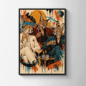 Puede incluir: Una lámina de arte mural enmarcada con tres felinos antropomórficos vestidos con traje. Un guepardo con traje beige, un caracal con americana color óxido y un serval con traje azul cerceta sentados alrededor de una mesa con bebidas y un cenicero.