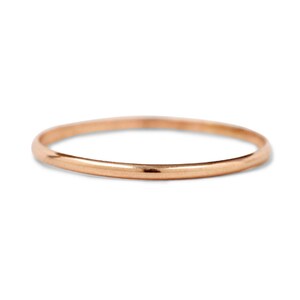 14K ローズゴールド バンド、シンプル リング、薄いバンド、重ね付けできるバンド、ゴールド 重ね付けできるリング、小さなリング、シンプルなバンド、ミニマル リング