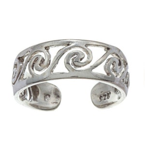 May include: Silver toe ring with a delicate, openwork design featuring swirling patterns. The ring is adjustable and has a 925 stamp.