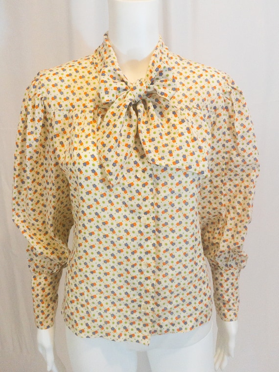 1960s Mod Floral Print Blouse with Pussycat Bow - image 1