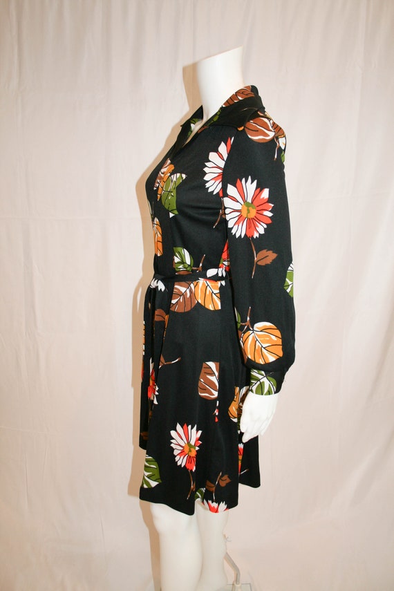 Vintage 1970s Black and Mod Leaf and Floral Patte… - image 7