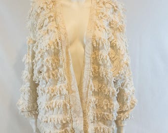 Chaqueta vintage de los años 80 de Paula Sweet, de muselina color visón con encaje blanco y ribete de perlas.