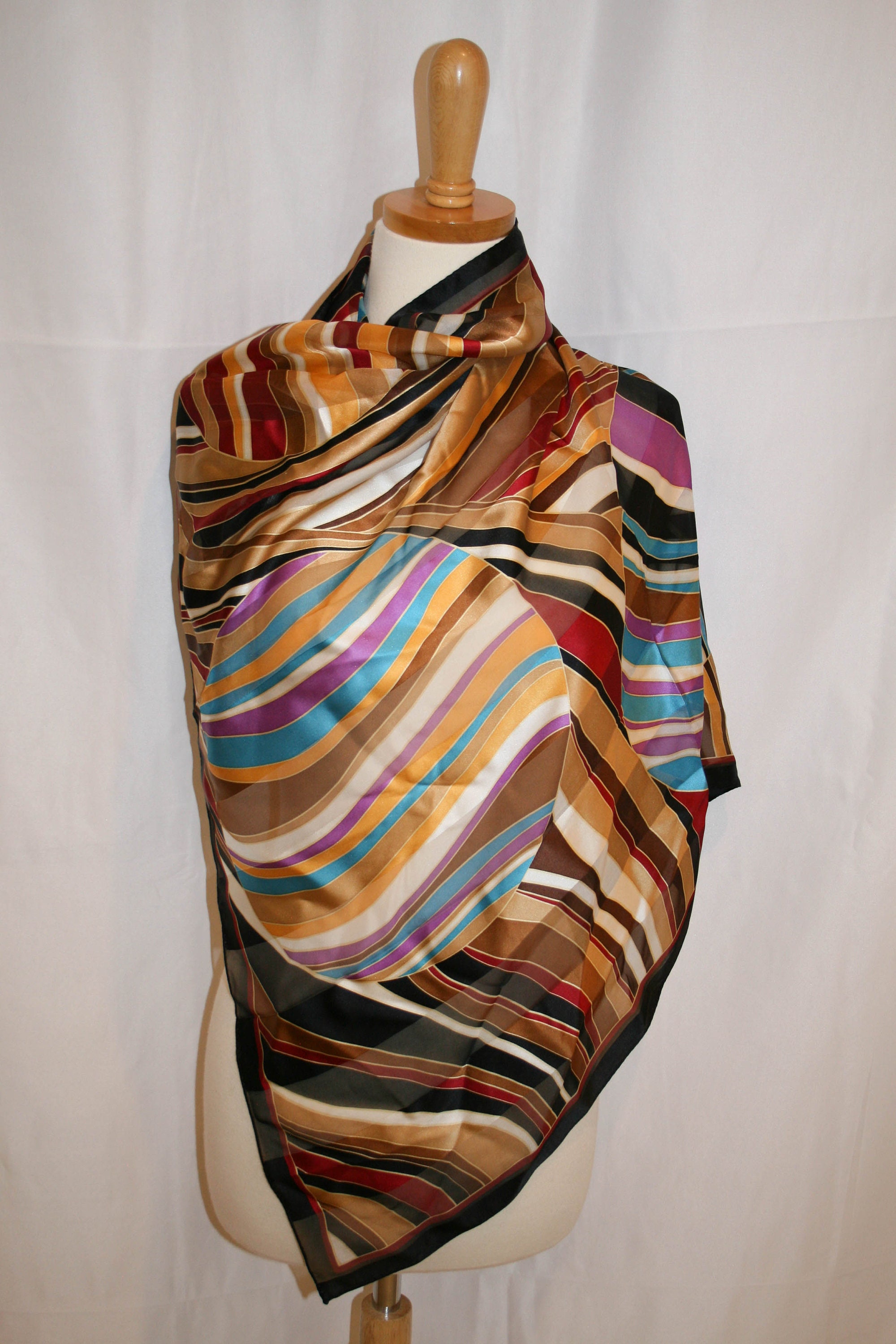VTG Oscar de la Renta Black Mod Sunglasses & Metallic Gold Stripe Scarf Oscar de la Renta with Vintage Scarves & Wraps for Women for  main image 3