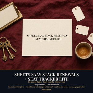 Può includere: Una carta rettangolare bianca con il testo SHEETS SAAS STACK RENEWALS + SEAT TRACKER LITE, accompagnata da un portacarte in metallo dorato, tre chiavi in ottone su un anello, tre etichette bianche vuote e una tazza in ceramica piena di caffè scuro.