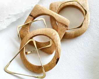 Conjunto de brazaletes de madera de huerto, atrevidos y gruesos, apilables, de diseño, hechos a mano.