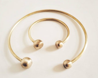 Brazalete de latón hecho a mano con cuentas de madera de huerto