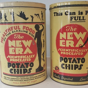 Puede incluir: Dos latas vintage de patatas fritas amarillas y rojas con el texto "The New Era Scientifically Processed Potato Chips" y una silueta de una mujer en una báscula. El texto "This Can is Packed FULL" está en la lata de la derecha.