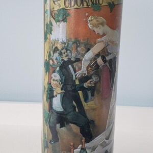 Puede incluir: Lata cilíndrica alta de Codorniu Brut con una ilustración vintage. La obra de arte representa una animada escena de fiesta con gente vestida formalmente, botellas de champán y el logotipo de Codorniu Brut.