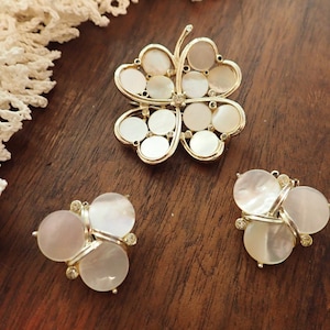 Vintage Lisner 3PC Set ~ Brooch and Clip Earrings ~ Beautiful Mother of Pearl Clover Brooch and Clover Earrings ~ All in Very Good Condition