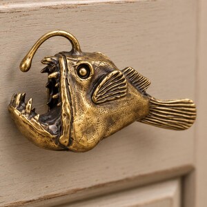 Schrankgriff in Anglerfischform aus Messing, Schubladengriff in Fischform aus massivem Messing, nautischer Kleiderschrankknopf, Vintage-Ozeanbeschläge für Kommodentüren und Schränke