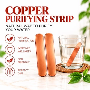 Op de afbeelding: Twee rechthoekige koperen zuiveringsstrips met afgeronde uiteinden, waarvan er één rechtop staat en één ondergedompeld is in een helder glas water. De tekst luidt: COPPER PURIFYING STRIP, NATURAL WAY TO PURIFY YOUR WATER, NATURAL PURIFICATION, IMPROVES WELLNESS, ECO FRIENDLY, PERFECT GIFT.