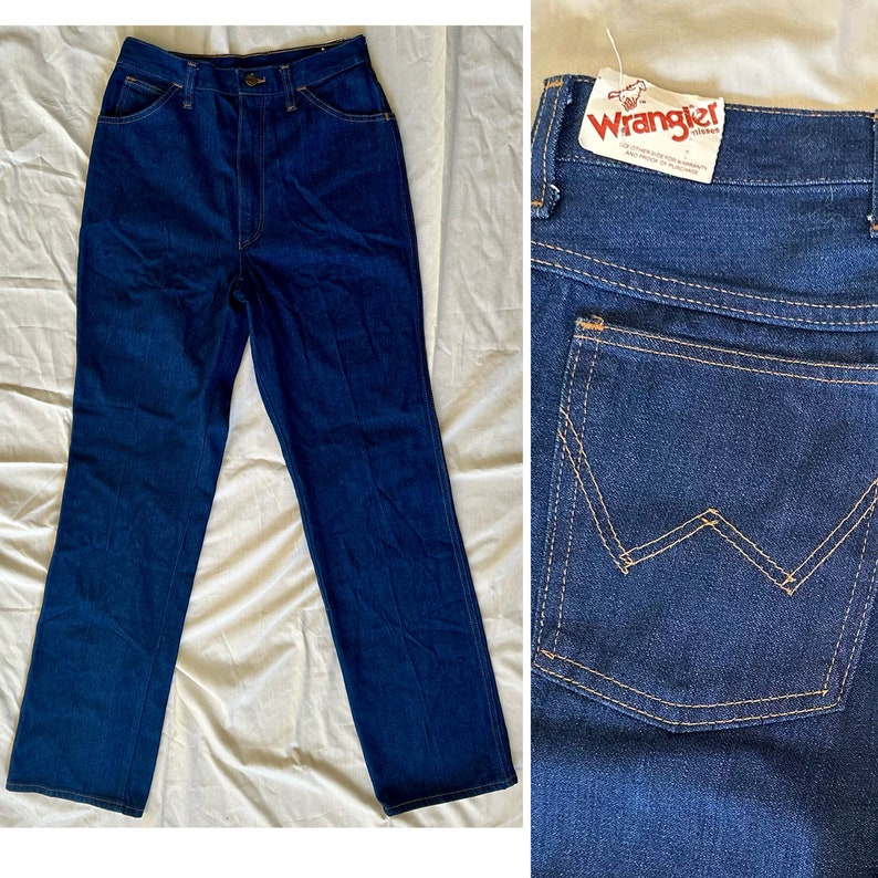 K&ouml;nnte beinhalten: Dunkelblaue Wrangler Jeans aus Denim. Die Jeans haben eine hohe Taille, ein gerades Bein und ein klassisches F&uuml;nf-Taschen-Design. Die Ges&auml;&szlig;tasche hat die Wrangler "W"-Naht. Die Jeans sind neu mit Etikett.