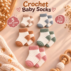 Könnte beinhalten: Fünf Paar gehäkelte Babysocken in verschiedenen Farben wie Beige, Blau, Braun, Grün und Rosa. Jedes Paar hat eine weiße Basis mit farbigen Bündchen, Fersen und Zehen. Der Text lautet Crochet Baby Socks, 5 diff sizes und PDF.