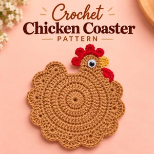 Könnte beinhalten: Ein brauner Häkel-Untersetzer in Hühnerform mit rotem Kamm, gelbem Schnabel und einem Wackelauge. Der Text darüber lautet Crochet Chicken Coaster PATTERN. Der Untersetzer hat einen runden Körper mit einem gewellten Rand.