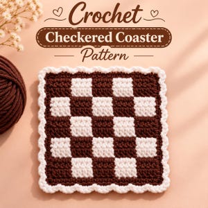 Könnte beinhalten: Ein quadratischer Häkeluntersetzer mit einem braun-weißen Schachbrettmuster und einem gewellten weißen Rand. Der Text darüber lautet Crochet Checkered Coaster Pattern. Das Design besteht aus abwechselnden braunen und weißen Garnquadraten.