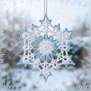 Può includere: Un ornamento a forma di fiocco di neve a sei punte realizzato in filo di cotone bianco e azzurro all'uncinetto. Il design intricato e traforato presenta un motivo a stella centrale con bracci delicati e un occhiello per appenderlo.