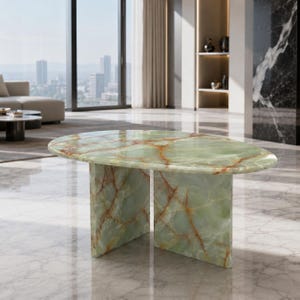 Puede incluir: Una mesa de centro ovalada hecha de piedra ónix verde claro con vetas naranjas y marrones prominentes en toda la superficie y en las dos patas verticales de losa. La piedra pulida presenta una calidad translúcida y un acabado liso.