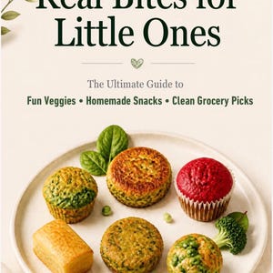 Può includere: Una copertina di libro intitolata Real Bites for Little Ones di Lina Herrera, che mostra un piatto di colore chiaro con vari snack a base di verdure, tra cui muffin, un pasticcino rettangolare, carote a fette, piselli e cimette di broccoli.