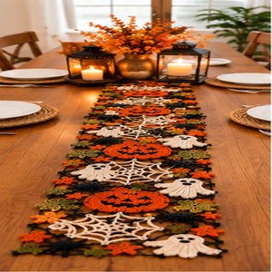 Peut inclure: Un long chemin de table en crochet rectangulaire présentant un motif répétitif de citrouilles orange, de toiles d'araignées blanches et de fantômes blancs. Le chemin est orné d'accents en fil noir et de petites feuilles orange et vertes.