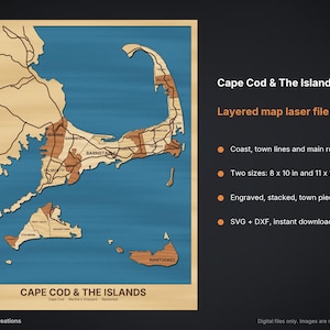 Peut inclure: Une carte en bois superposée de Cape Cod et des îles avec des lignes de ville gravées, des routes principales et des côtes sur un fond bleu. Le texte indique Cape Cod & The Islands, avec des détails pour un fichier laser en deux tailles : 20,3 x 25,4 cm et 27,9 x 35,6 cm.