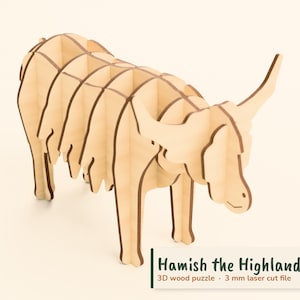 Puede incluir: Un rompecabezas 3D de madera con forma de vaca Highland, construido con paneles de madera clara entrelazados con bordes oscuros. Una etiqueta en la esquina dice: Hamish the Highland Cow, 3D wood puzzle, 3 mm laser cut file.